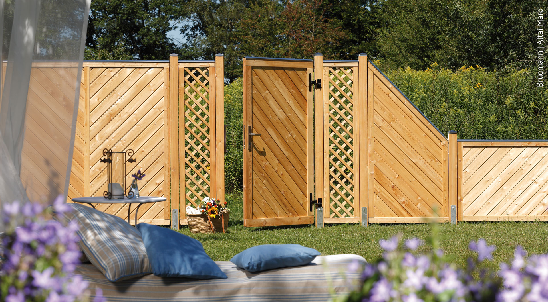 Ein Sichtschutzzaun von holz Roeren überzeugt Haus- und Gartenbesitzer