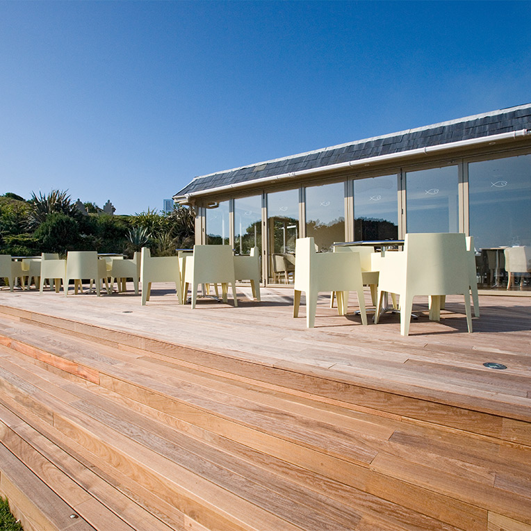 holz-roeren-garten-holzterrasse-aussenbereich.jpg